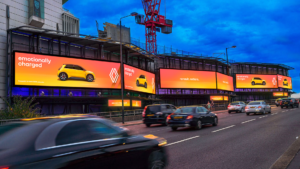 Campaña publicitaria "Rethink" de Renault en diferentes lugares de Londres.