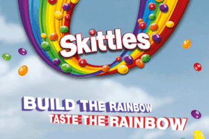 "Prueba el arcoiris" es el slogan de la marca Skittles y usan un copywriting divertido.