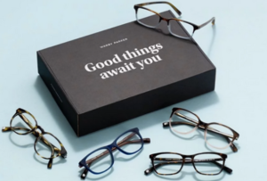 La marca Warby Parker utiliza storytelling hasta en sus empaques de lentes para atraer a su  público. 