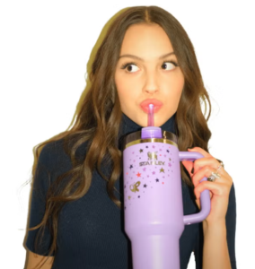 Colaboración entre la cantante Olivia Rodrigo y la marca Stanley.