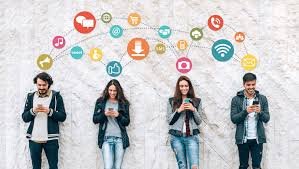 Los millennials son considerados los primeros en utilizar redes sociales como de comunicación instántanea.