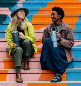 La generación Z se siente parte de una comunidad con su Stanley Cup.