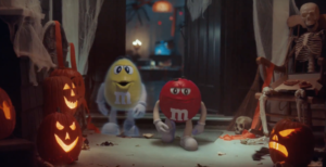 Los personajes Rojo y Amarillos siendo sobrevivientes de Halloween con una estrategia de copywriting y storytelling totalmente divertida para la temporada