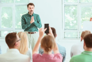 No olvides añadir un toque de emoción, ya que las decisiones de compra suelen estar influenciadas por lo que sentimos, te recomendamos mantener tu estrategia de Storytelling clara, sencilla y auténtica.