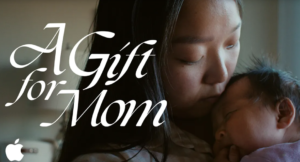 Apple nos toca la fibra sensible justo a tiempo para el Día de la Madre en EE.UU. con su nueva campaña "Un Regalo para Mamá". Una mirada íntima a la maternidad primeriza que demuestra cómo el iPhone y el visor Vision Pro pueden convertir recuerdos preciosos en experiencias inmersivas.